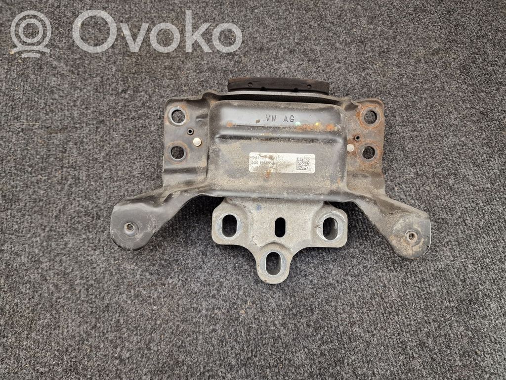 Volkswagen PASSAT B8 Engine mount bracket 