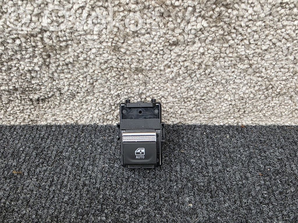 Renault Captur II Electric window control switch 