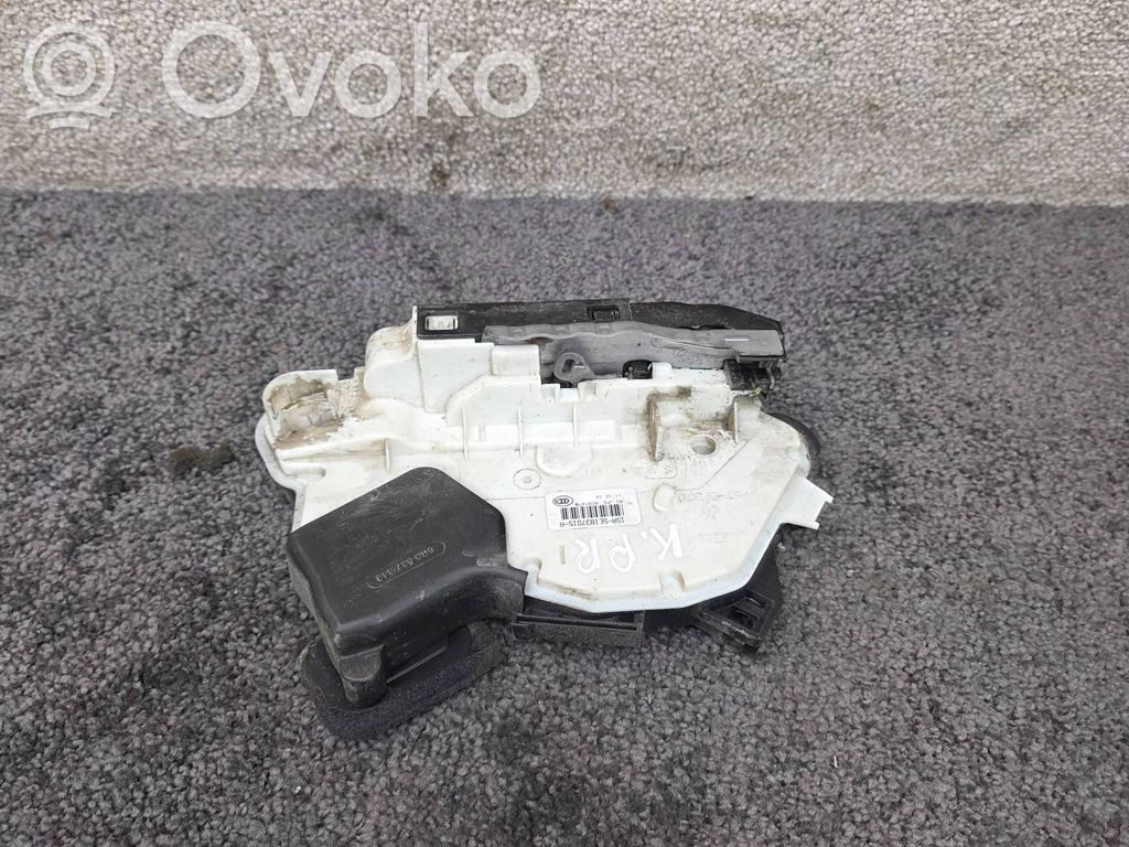 Volkswagen PASSAT B8 Priekšpusē slēdzene 