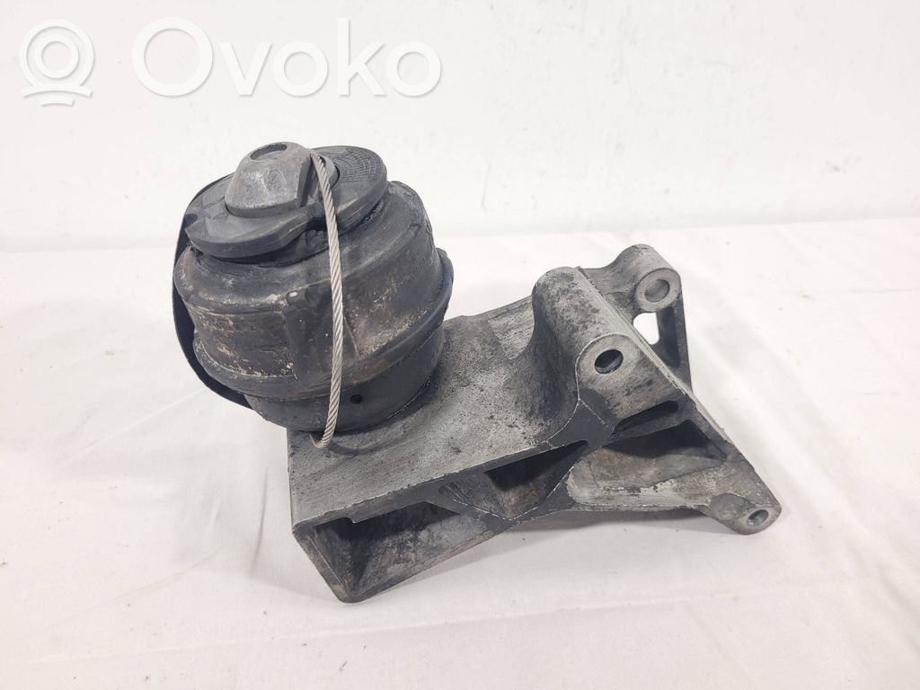 Volvo XC70 Engine mounting bracket 