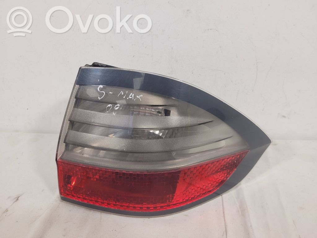 Tailgate rear/tail lights