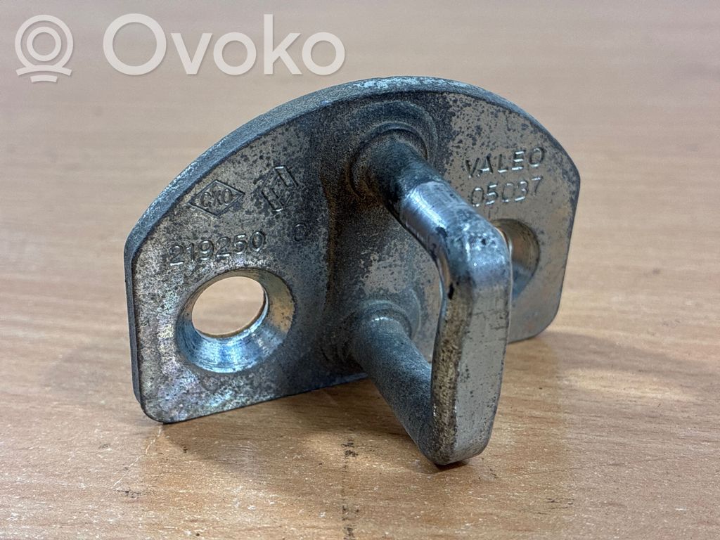 Renault Clio III Front door lock loop/hook striker 