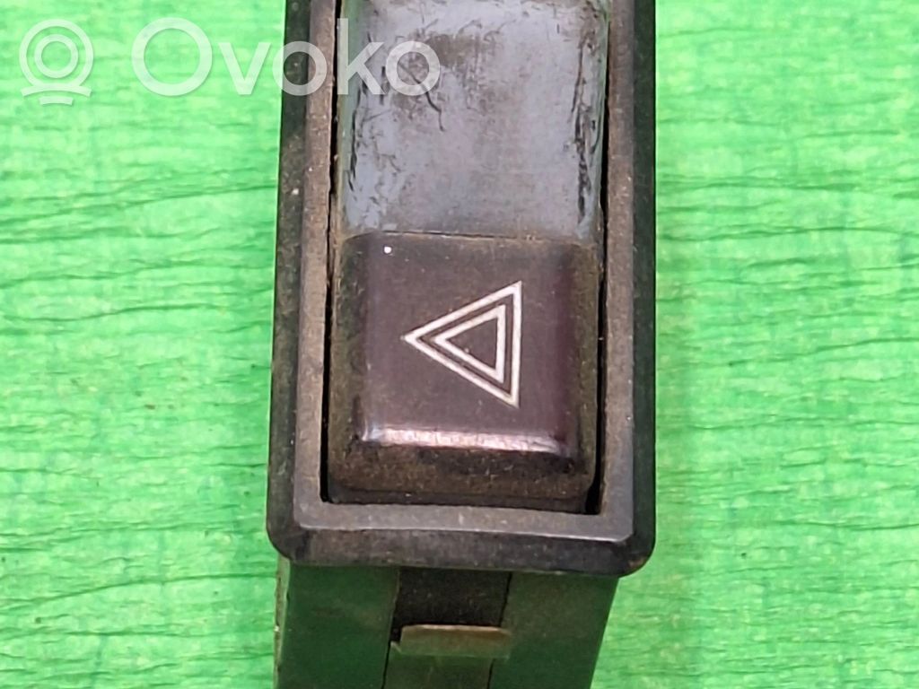 Botón interruptor de luz de peligro   84VB13A350AB