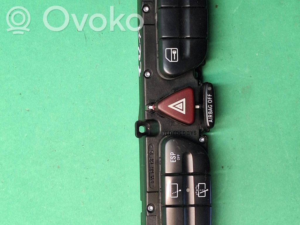 Mercedes-Benz C W203 Botón interruptor de luz de peligro 