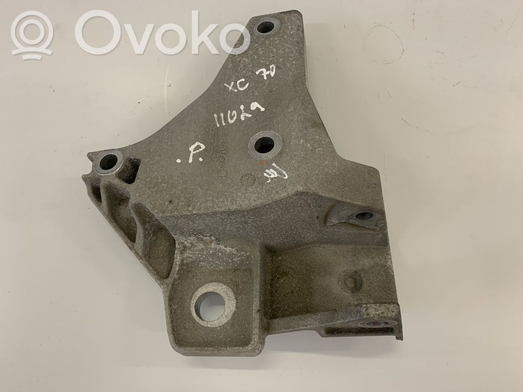 Volvo XC70 Engine mounting bracket 