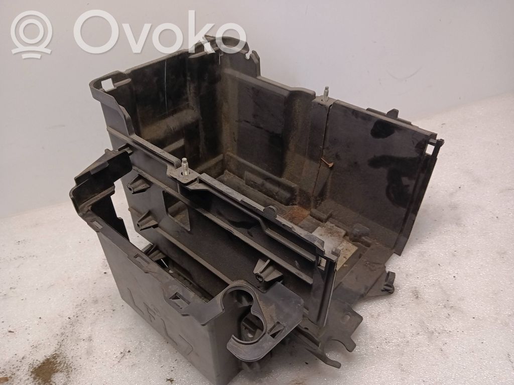 Mazda 5 Akkulaatikon alusta 