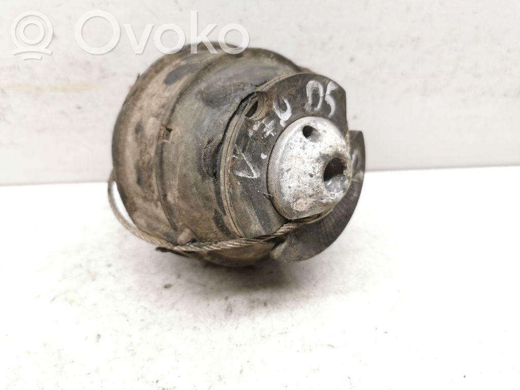 Volvo V70 Engine mount bracket 