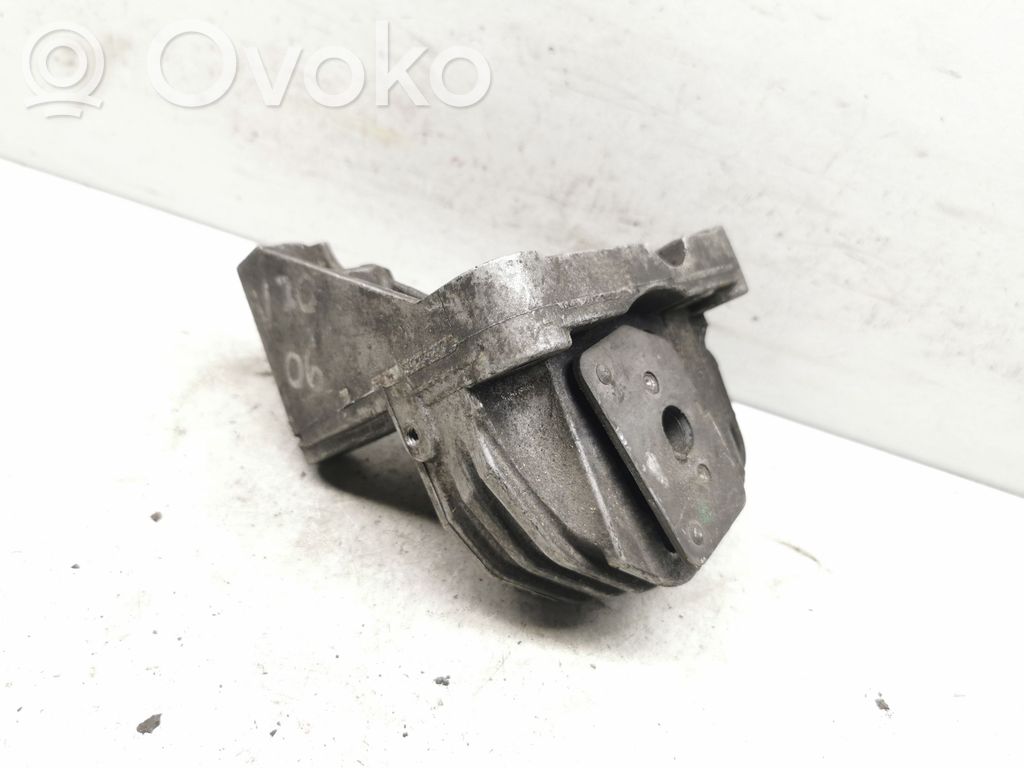 Volvo V70 Engine mount bracket 