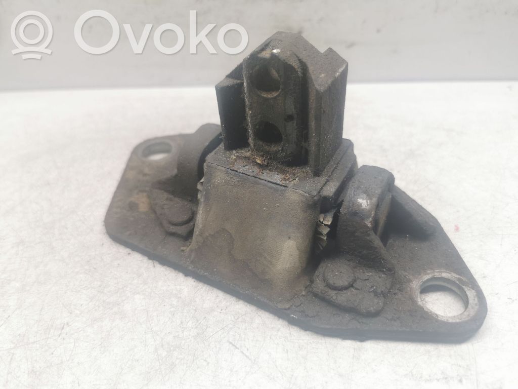Volvo V70 Engine mount bracket 