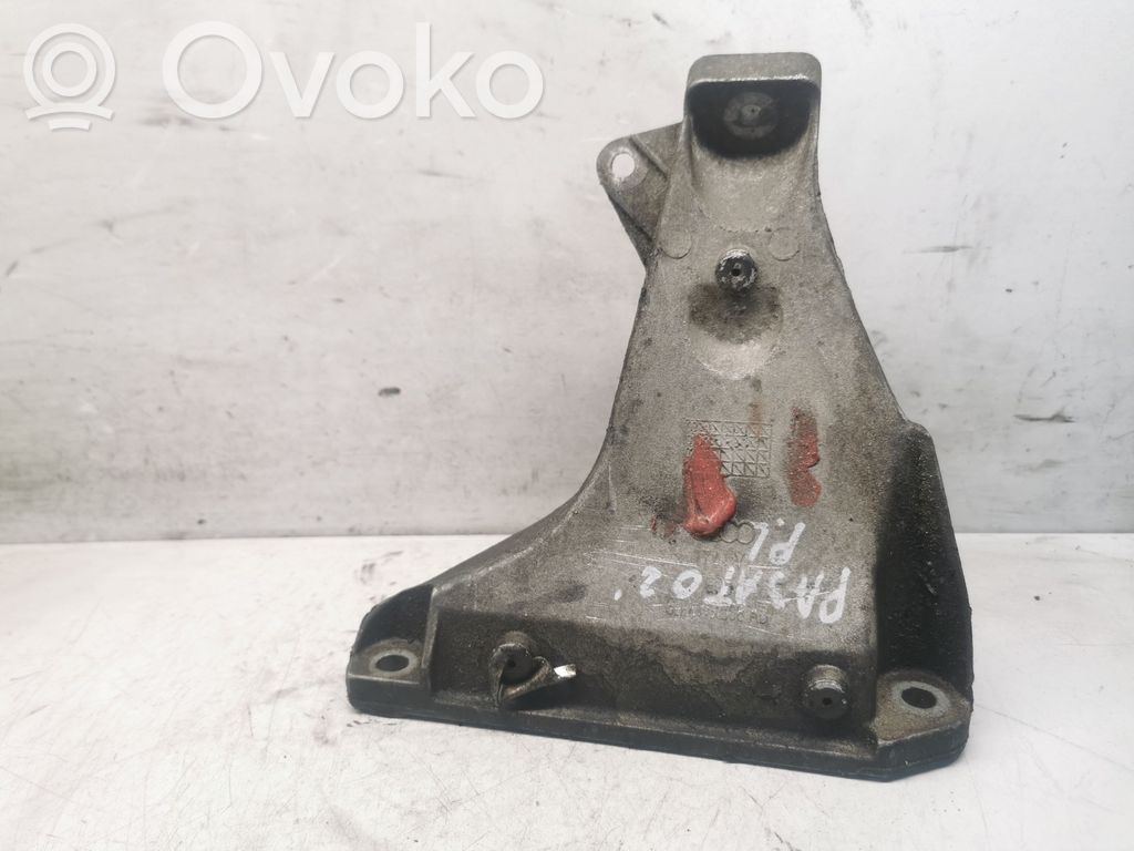 Volkswagen PASSAT B5.5 Engine mounting bracket 