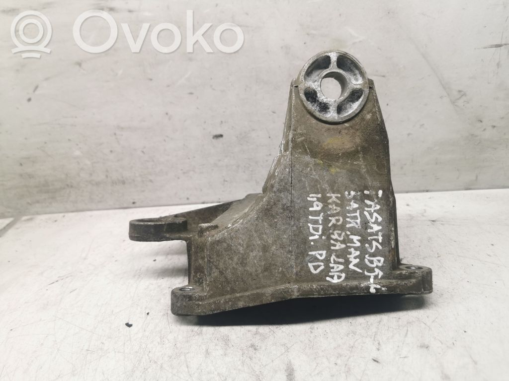 Volkswagen PASSAT B5.5 Gearbox mounting bracket 
