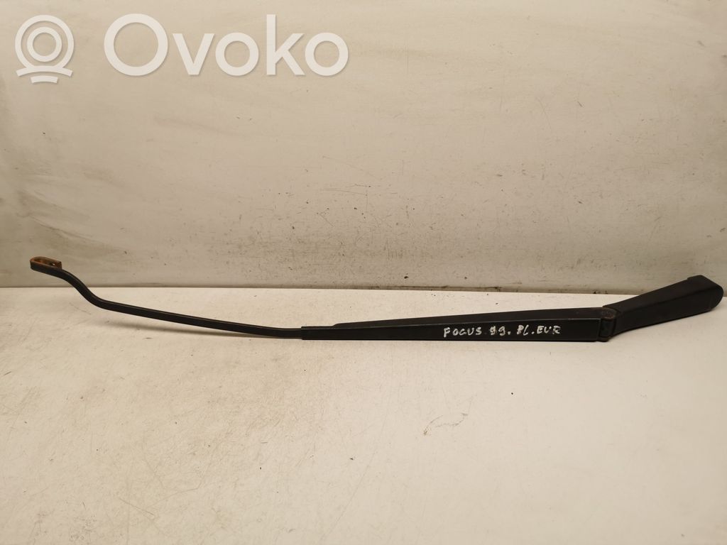 Ford Focus Priekinio stiklo valytuvų kojelė 