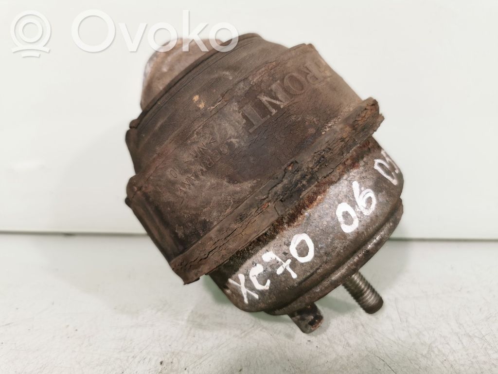 Volvo XC70 Engine mount bracket 