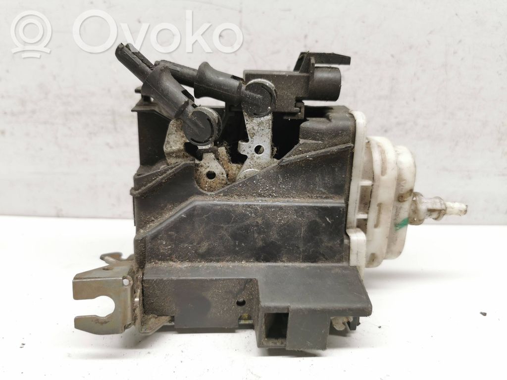 Audi A4 S4 B5 8D Priekšpusē slēdzene 