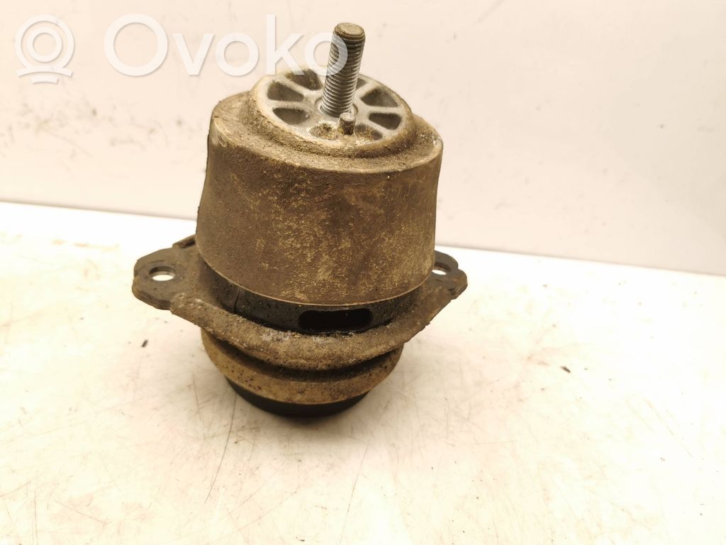 Volkswagen Touareg I Engine mount bracket 