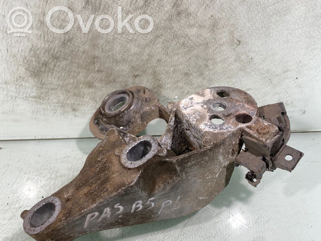 Volkswagen PASSAT B5 Engine mounting bracket 