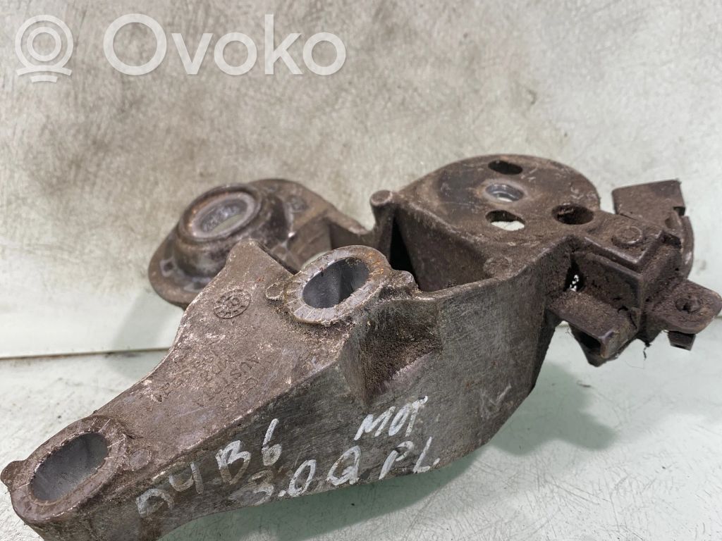 Audi A4 S4 B6 8E 8H Engine mounting bracket 