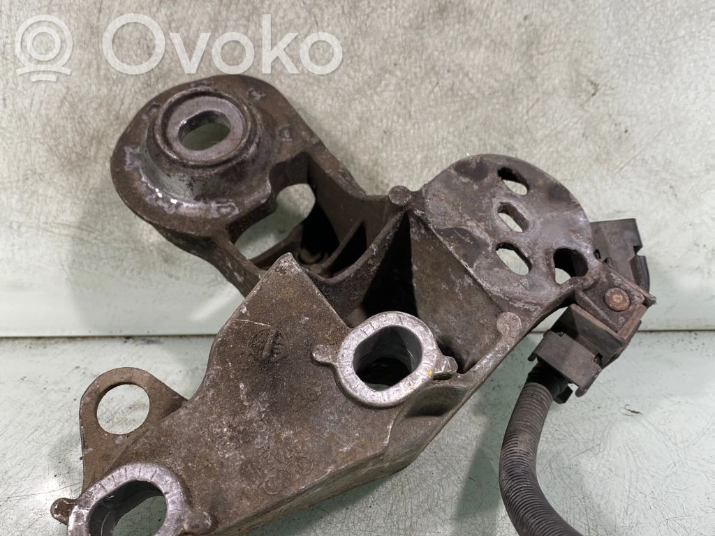 Volkswagen PASSAT B5 Engine mounting bracket 