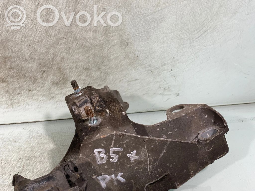 Volkswagen PASSAT B5.5 Engine mounting bracket 