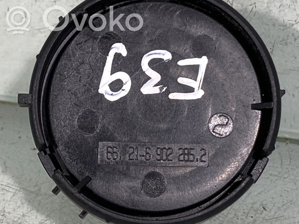 BMW 5 E39 Garsiakalbis panelėje 