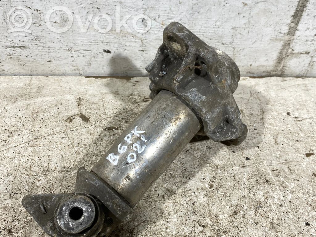 Audi A4 S4 B6 8E 8H Priekšpusē bampera amortizators 