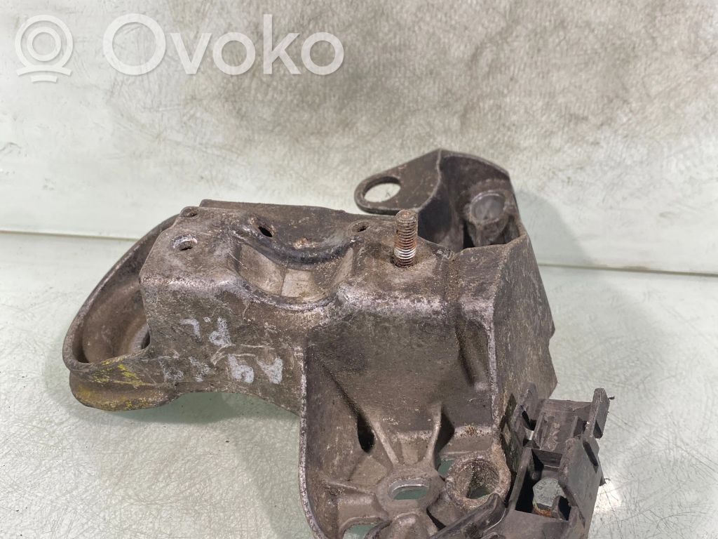 Audi A4 S4 B5 8D Engine mounting bracket 