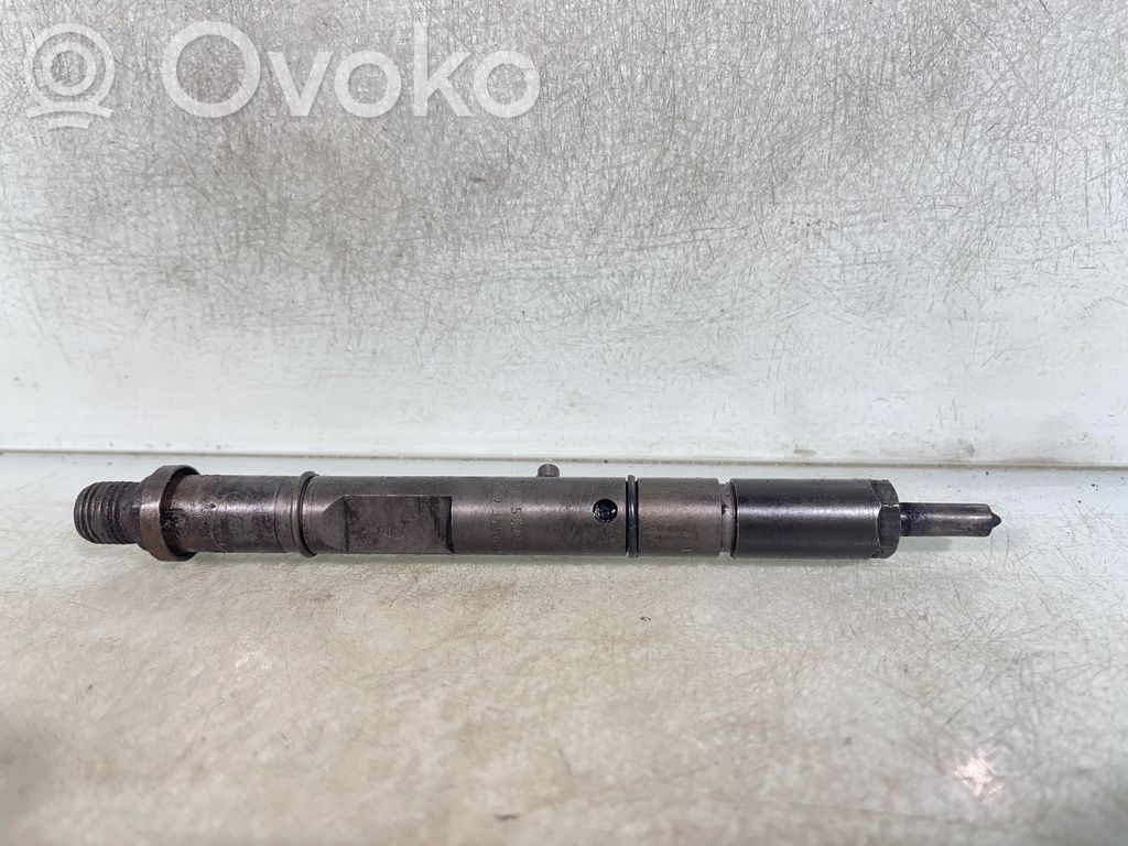 Audi A6 S6 C5 4B Fuel injector 