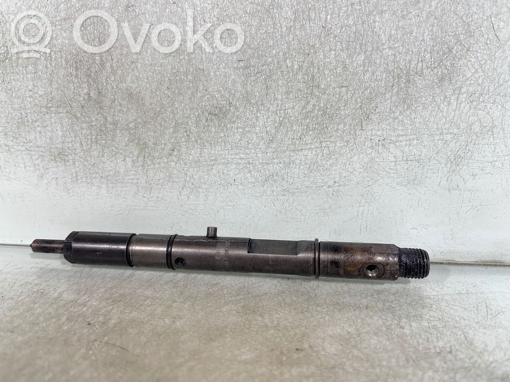 Audi A6 S6 C5 4B Fuel injector 