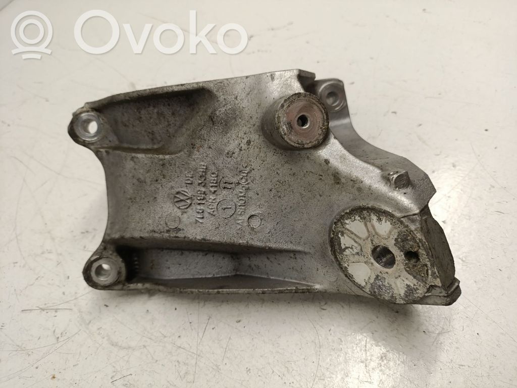 Audi Q7 4L Engine mounting bracket 