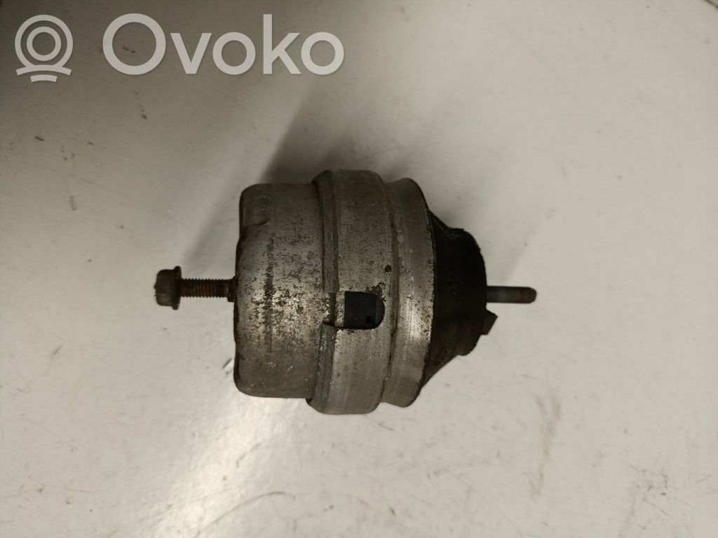 Volkswagen PASSAT B5 Engine mount bracket 