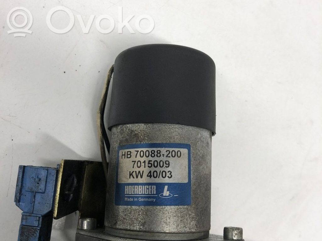 BMW 7 E65 E66 Aizmugurējā pārsega pievilcējs 