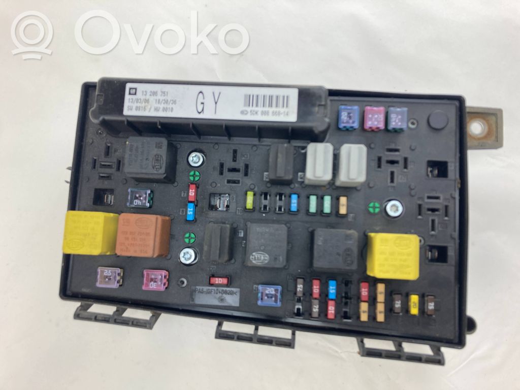 Opel Zafira B Fuse module 