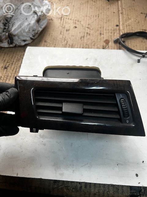 BMW 5 E60 E61 Gaisa ventilācijas reste jumtā 