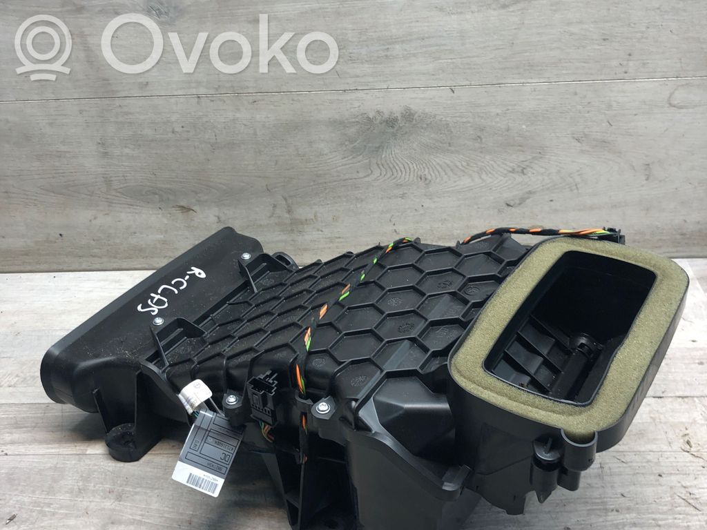Mercedes-Benz R W251 Salono oro mazgo komplektas 