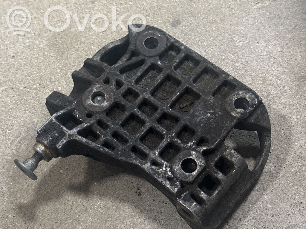 Volkswagen Touareg I Mocowanie alternatora 