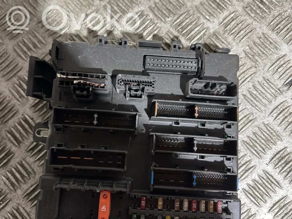 Opel Vectra C Saugiklių blokas 