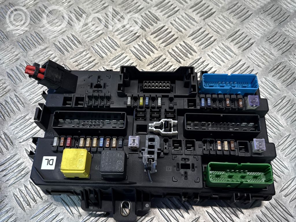 Opel Astra H Fuse module 