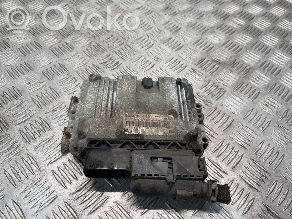 Opel Zafira B Engine control unit/module 