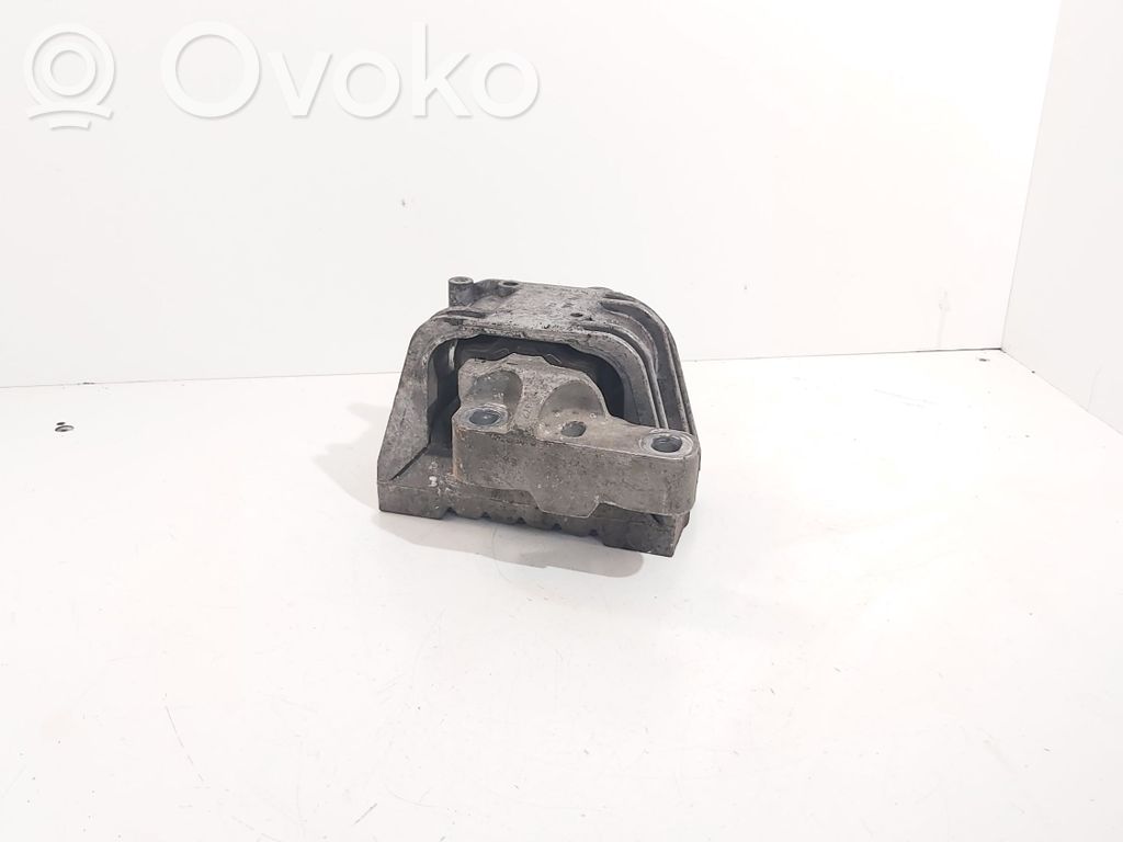 Volkswagen PASSAT B6 Engine mount bracket 