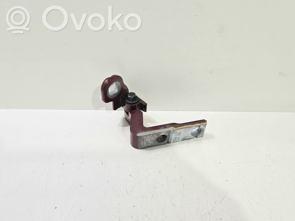 Volvo V40 Front door lower hinge 
