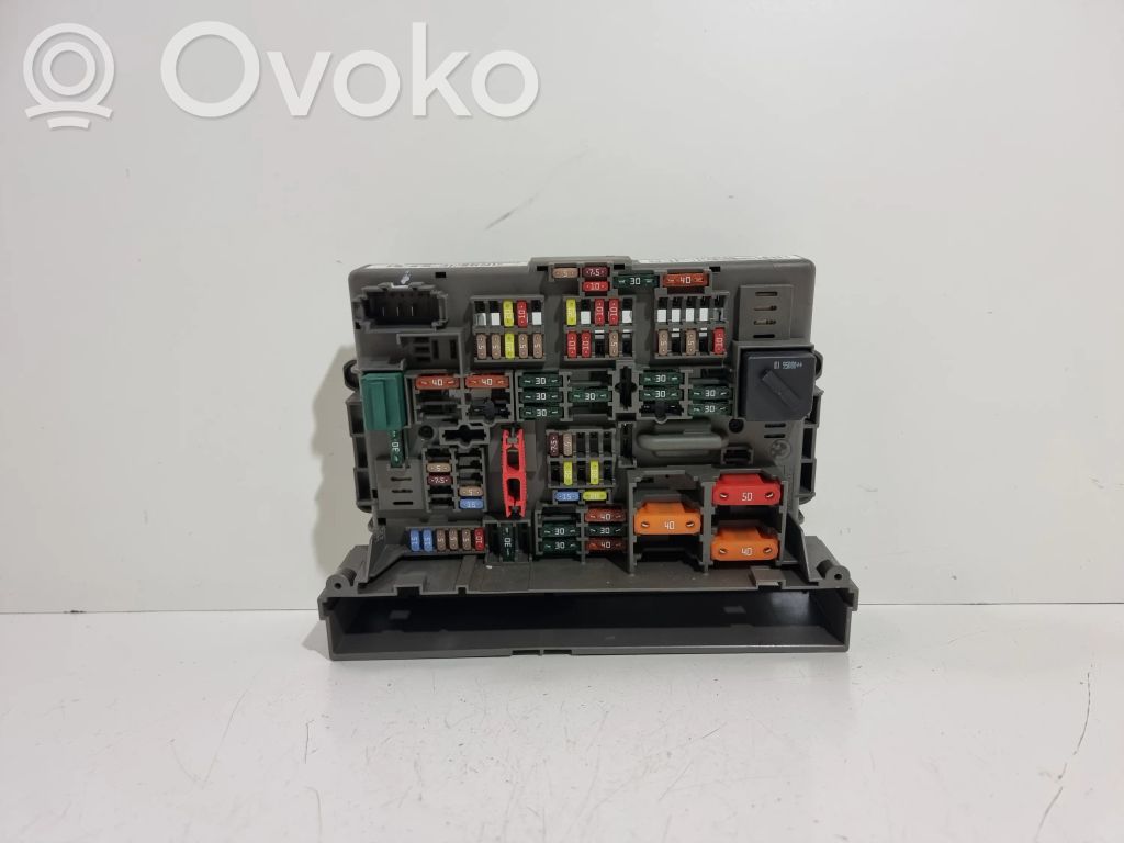 BMW 3 E92 E93 Drošinātāju bloks 