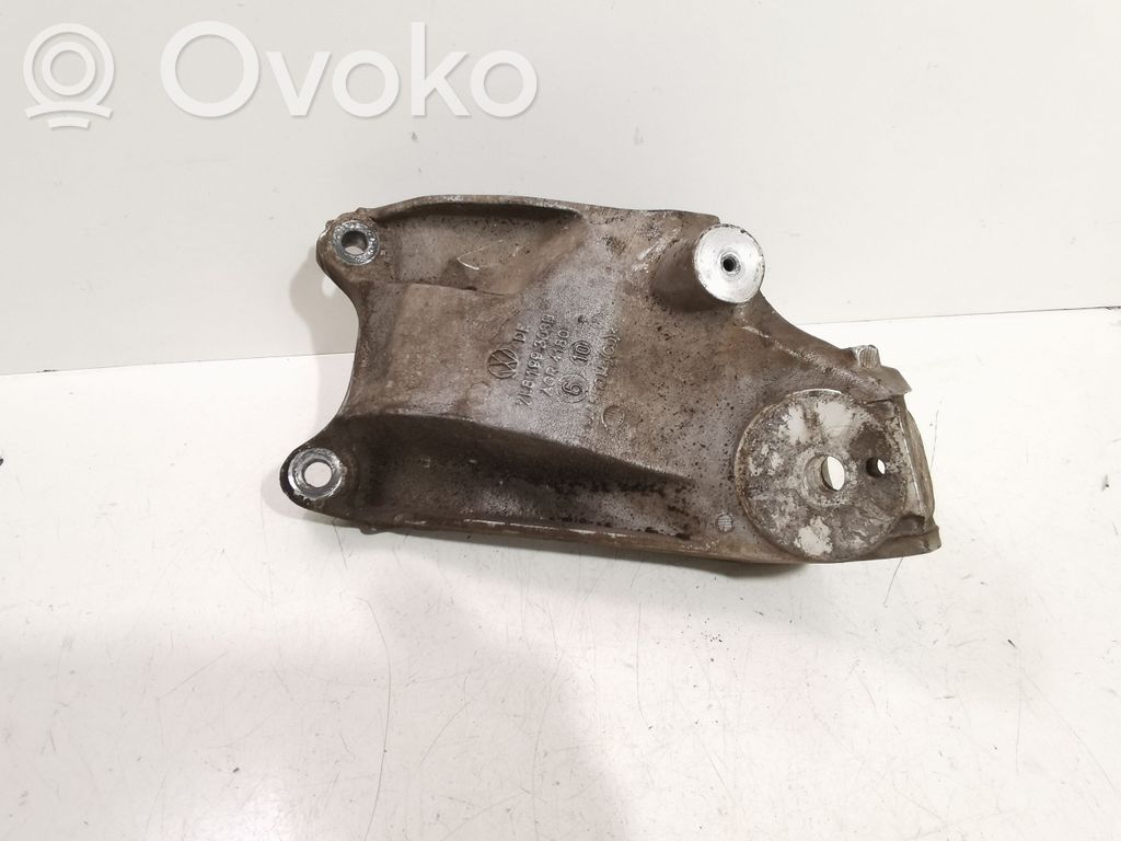 Audi Q7 4L Engine mounting bracket 