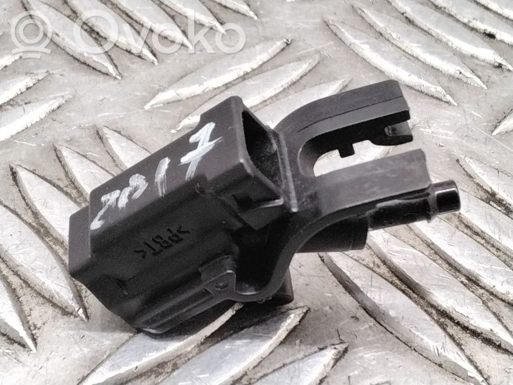 Chrysler Pacifica Windshield washer spray nozzle 