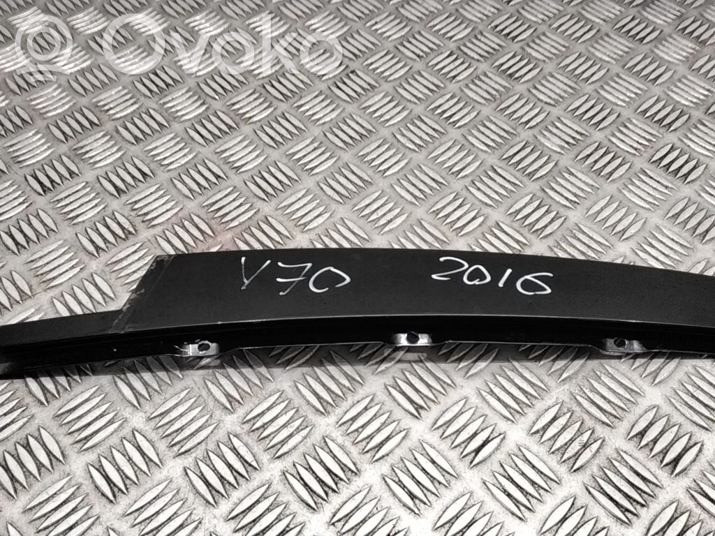 Volvo V70 Front door glass trim molding 