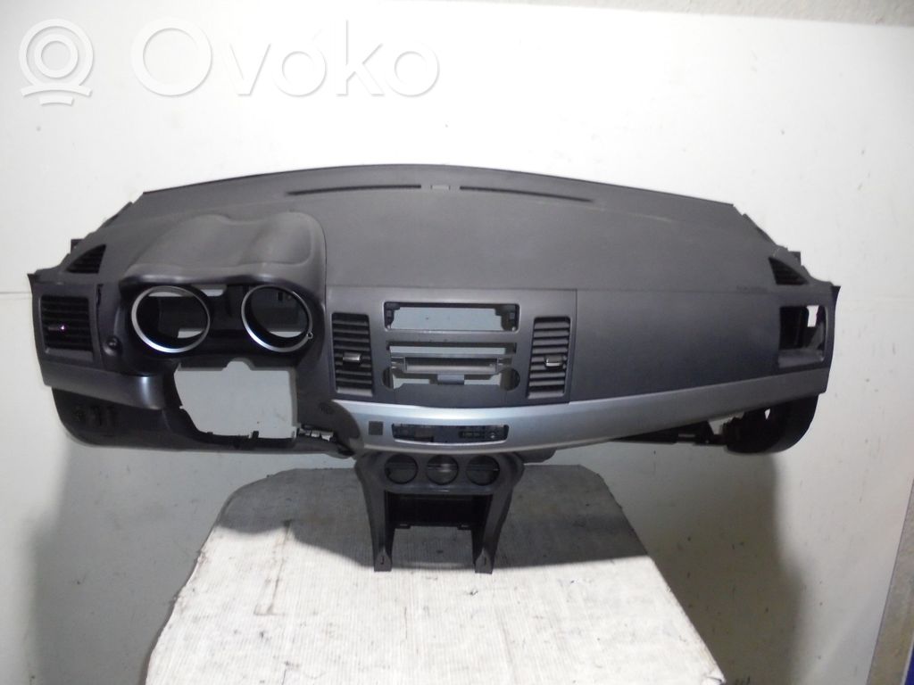 Mitsubishi Lancer X Deska rozdzielcza 