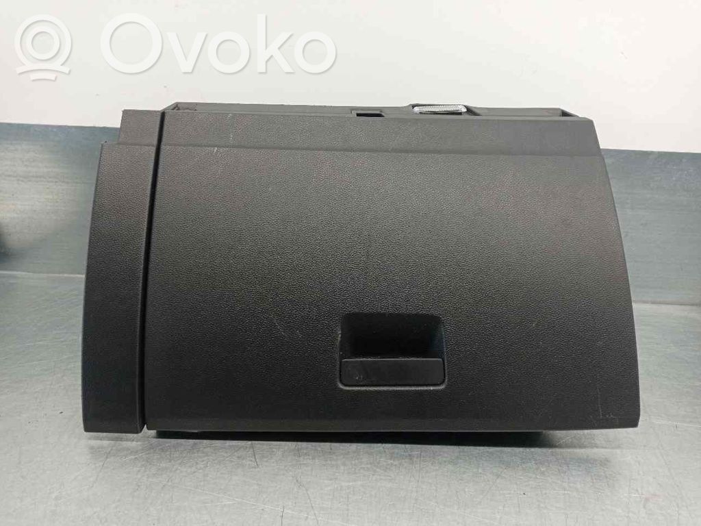 Guantera   8F1857103M