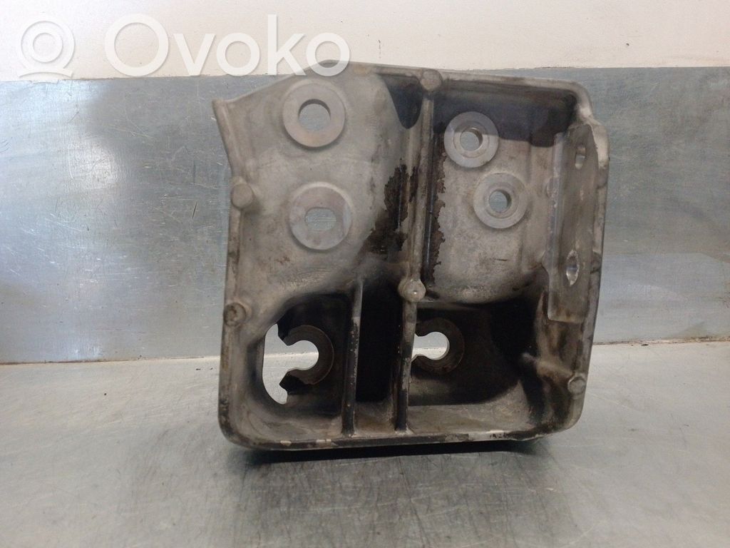 Subaru Outback Engine mount bracket 