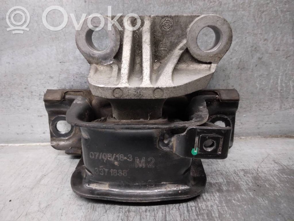 Gearbox mount   13371838
