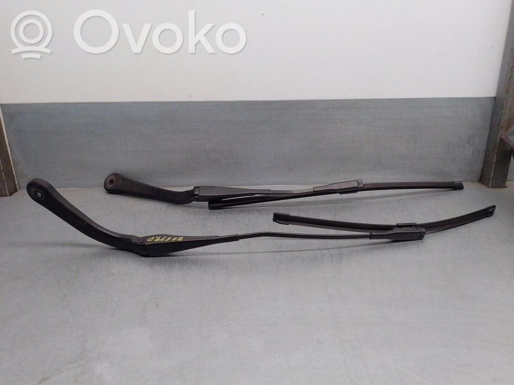 Front wiper blade arm   61617253