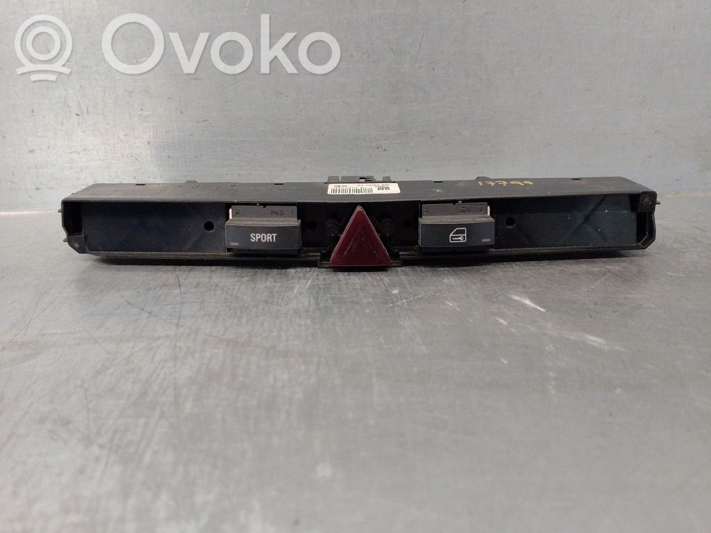 Botón interruptor de luz de peligro   13100107
